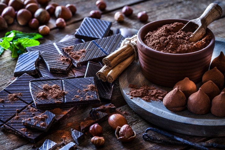 best foods to eat for period cramps - dark chocolate 