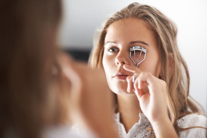 A teenage girl curling her eyelashes in the mirrorhttp://195.154.178.81/DATA/i_collage/pi/shoots/781485.jpg