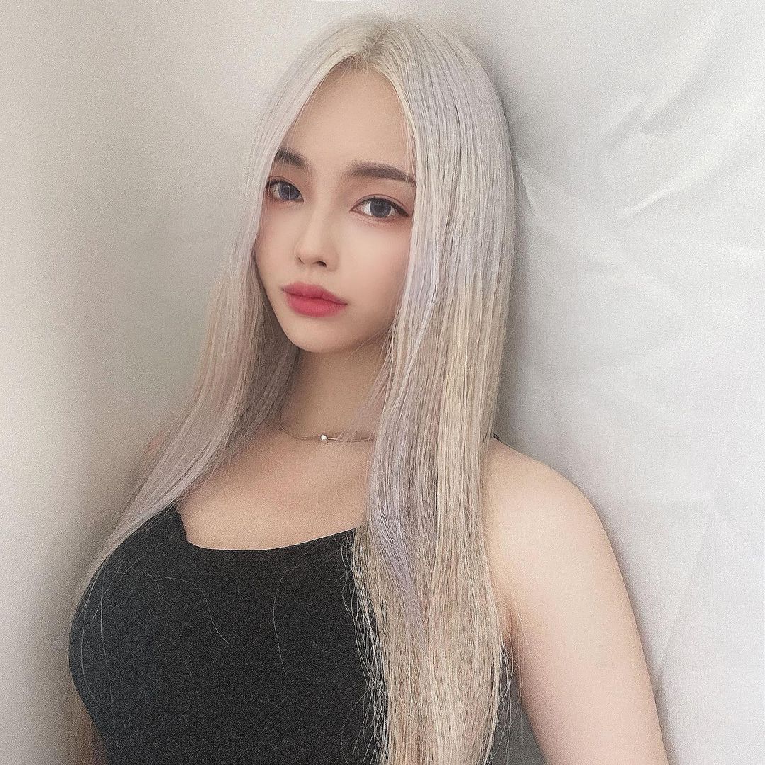 เทรนด์สีผมแฟชั่น 2023 หน้าสว่างสีผม White Blonde