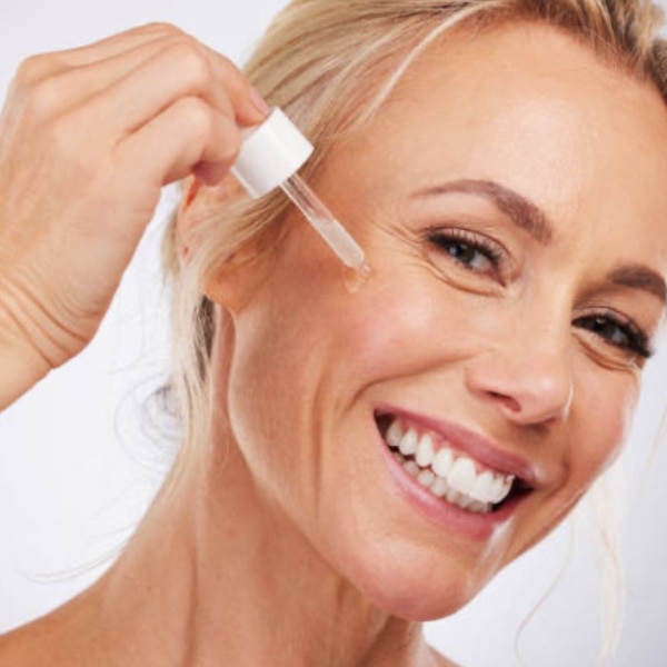 Hyaluronic Acid คือ สารสำคัญที่ผสมอยู่ในผลิตภัณฑ์บำรุงผิวสำหรับเพิ่มความชุ่มชื้น