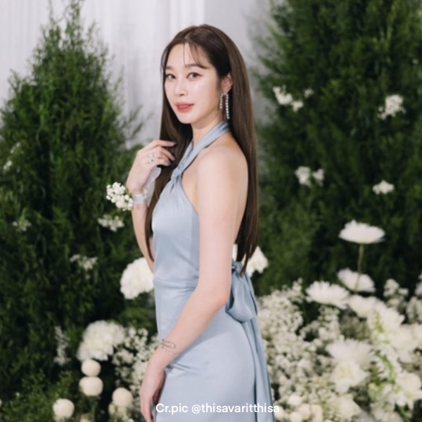 ไอเดียแต่งตัวไปงานแต่ง ชุดเดรสโชว์หลัง ดีเทลผูกโบ