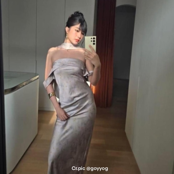 ไอเดียแต่งตัวไปงานแต่ง ชุดเดรสยาว เปิดไหล่ พร้อมผ้าพาดช่วงคอ
