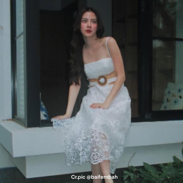 ไอเดียแต่งตัวไปงานแต่ง ชุดเดรสสายเดี่ยว ดีเทลลูกไม้