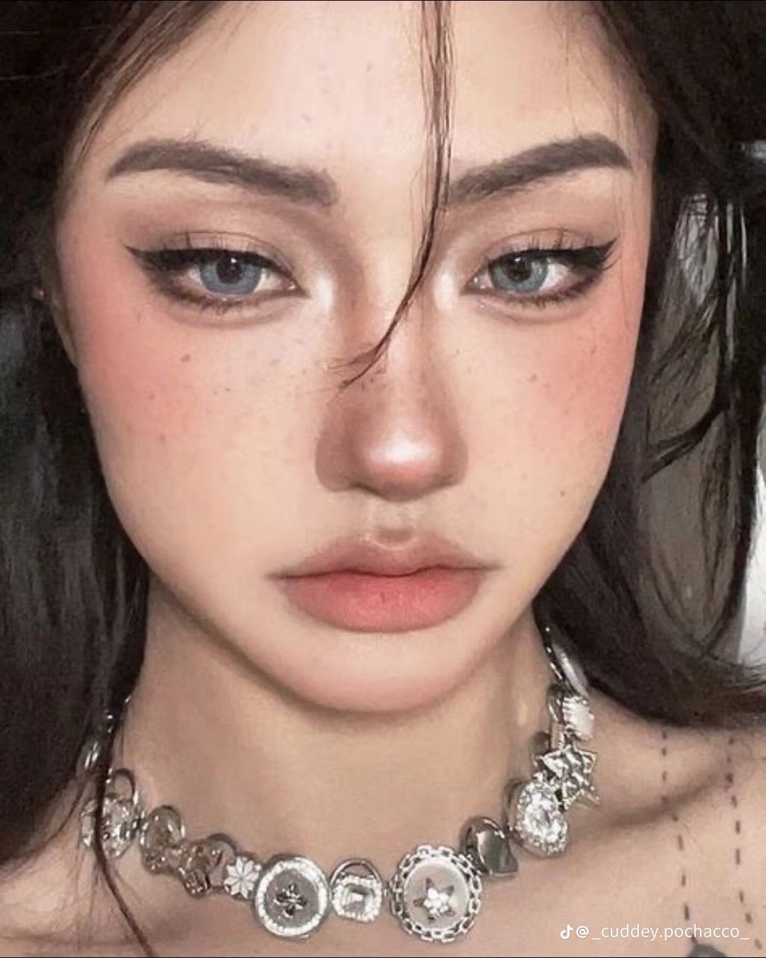 แต่งหน้ารับปริญญาลุก Cat eye สวยเฉี่ยว