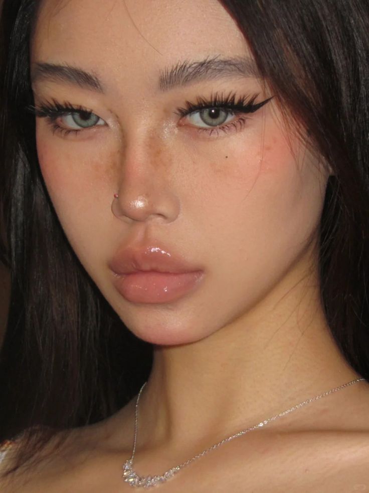 แต่งหน้ารับปริญญาลุกคิ้วฟูแบบสายฝอ